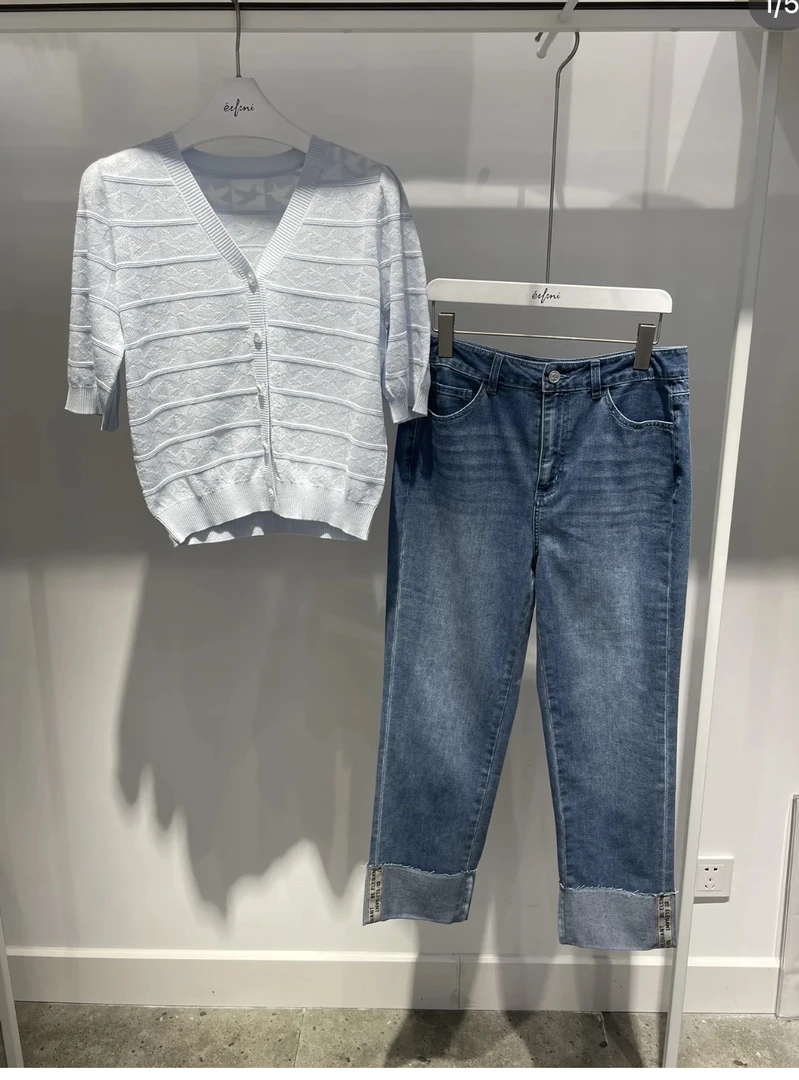 伊～商场在售春季卷边字母边设计直筒烟管牛仔裤