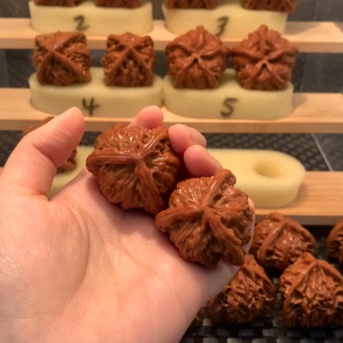 吊坠猴头核桃心**石白狮子