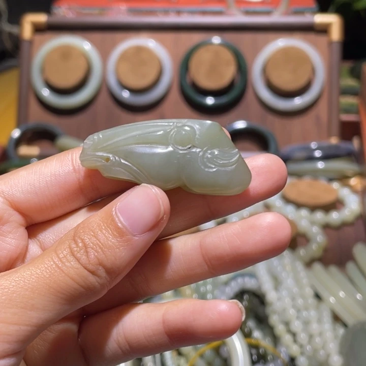 *****和田玉未镶嵌颈饰