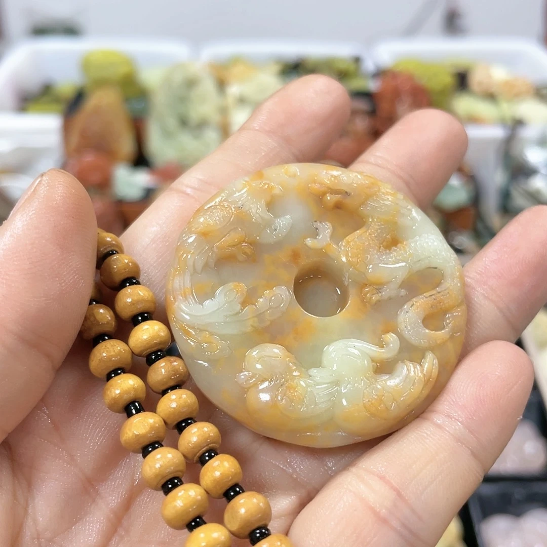 蛇纹石玉颈饰合金