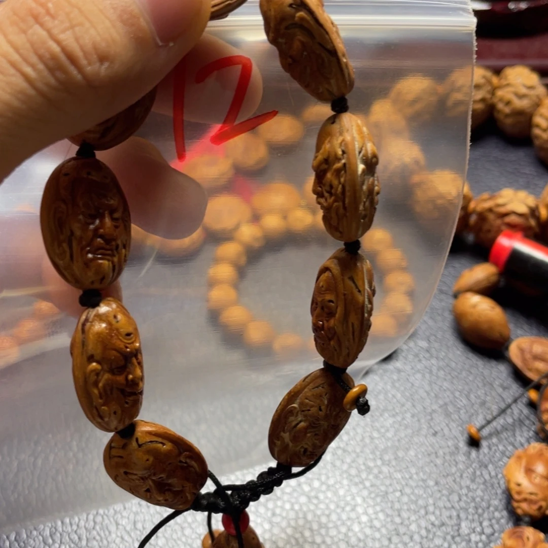 山***舟大桃核雕刻瑕疵罗汉