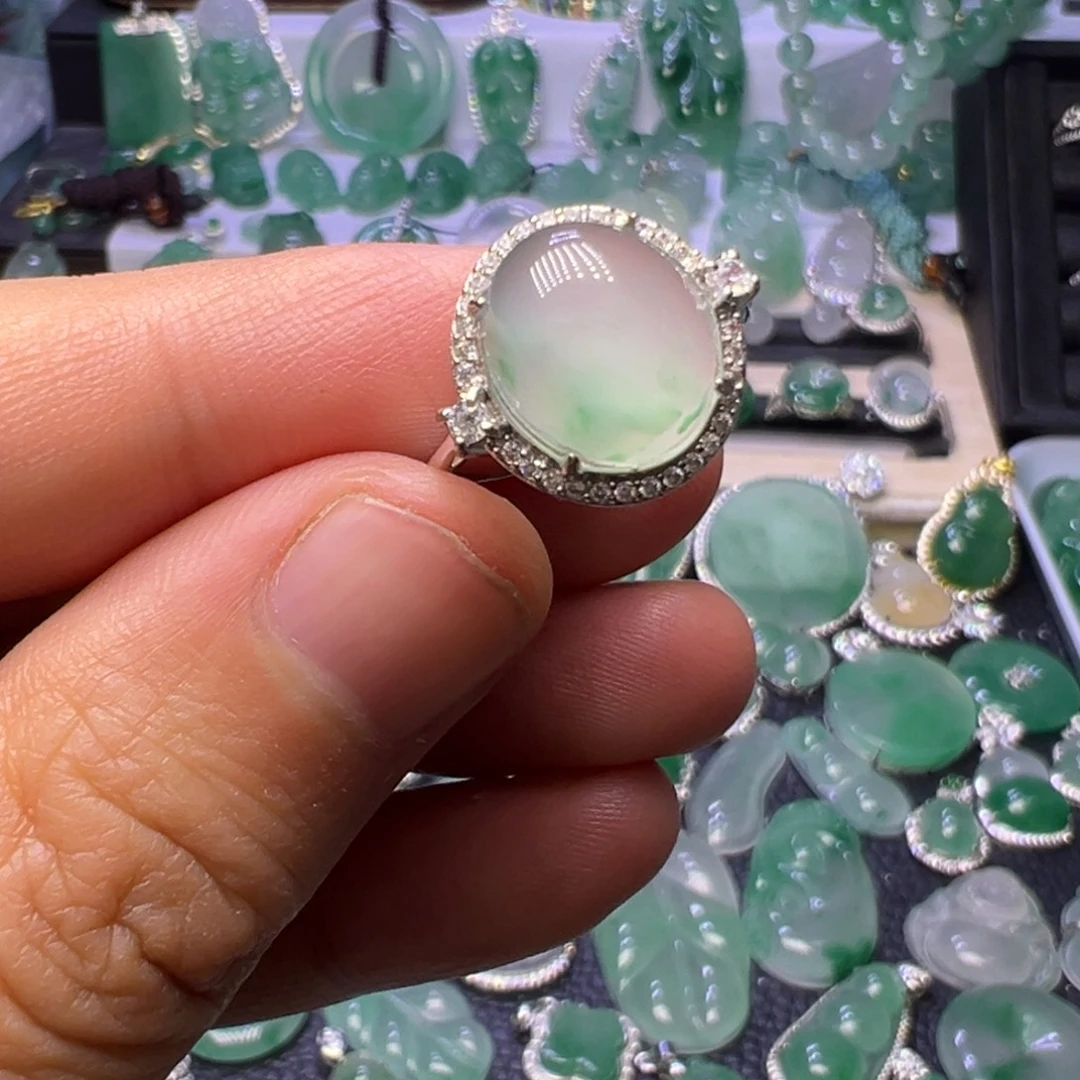 石英质玉（非洲翠）未镶嵌颈饰