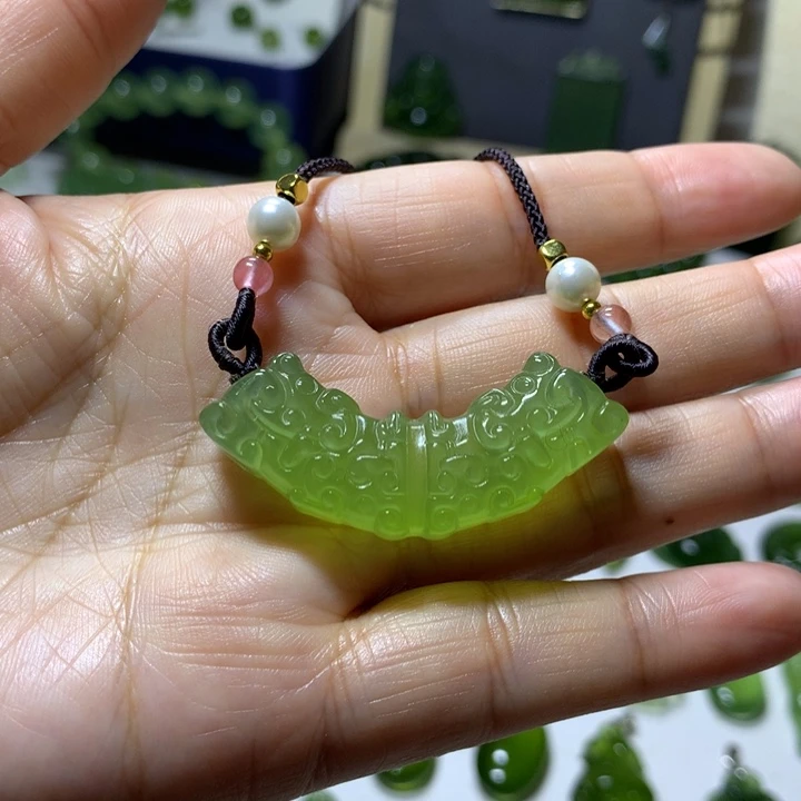 岫玉未镶嵌颈饰吊坠