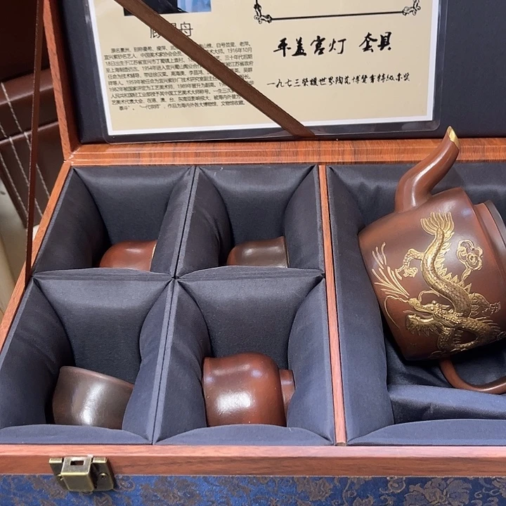 紫砂茶壶原矿泥料手工制作的一把紫砂壶。