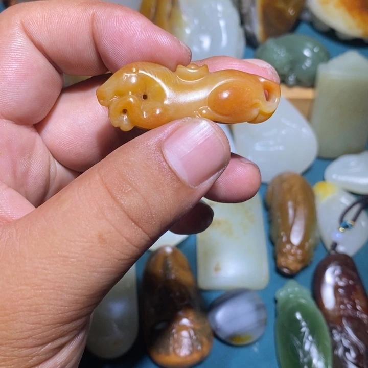 陈***》和田玉未镶嵌颈饰