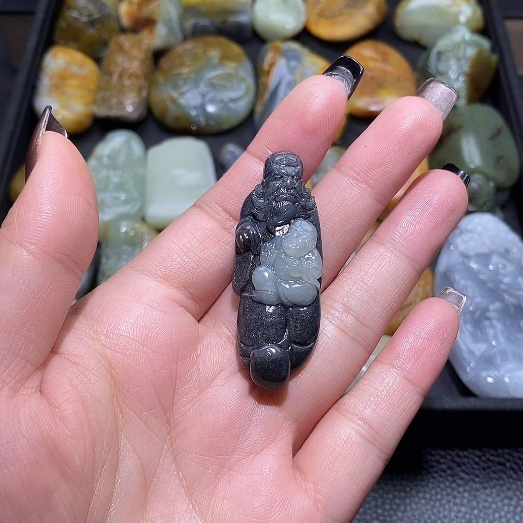 红***和田玉未镶嵌颈饰