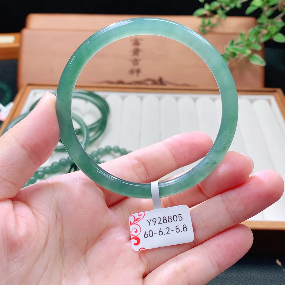翡翠未镶嵌手镯（圆镯）