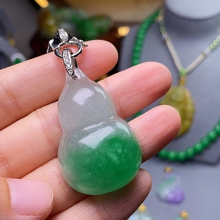翡翠未镶嵌吊坠(赠链)