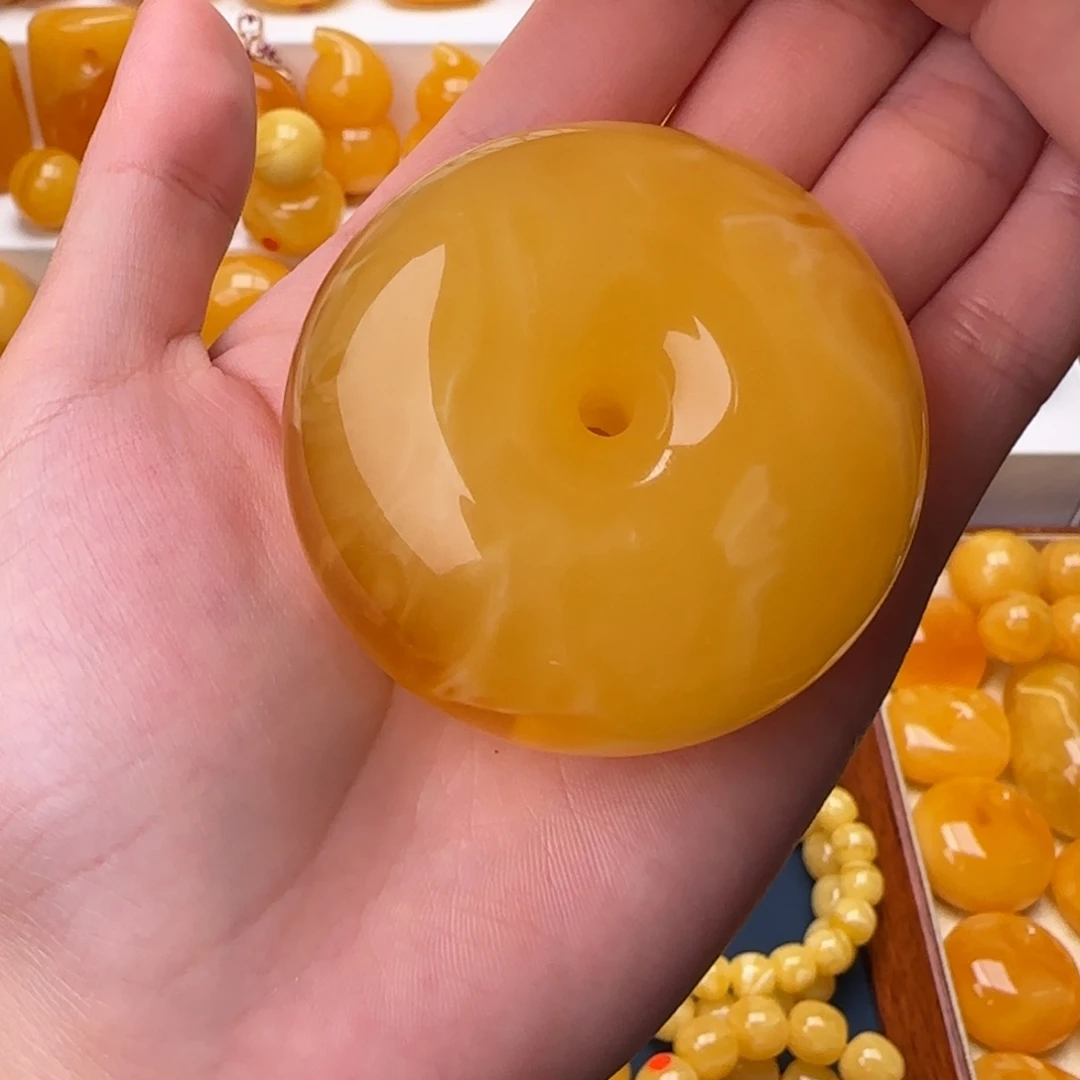 琥珀未镶嵌颈饰平安扣