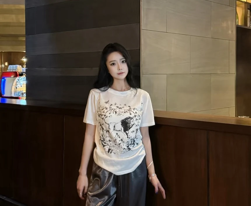 美式涂鸦印花白色正肩短袖T恤女夏季新款修身显瘦百搭设计感上衣