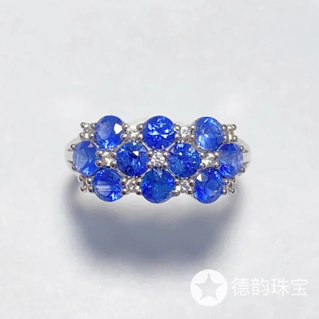18K金镶嵌蓝宝石戒指