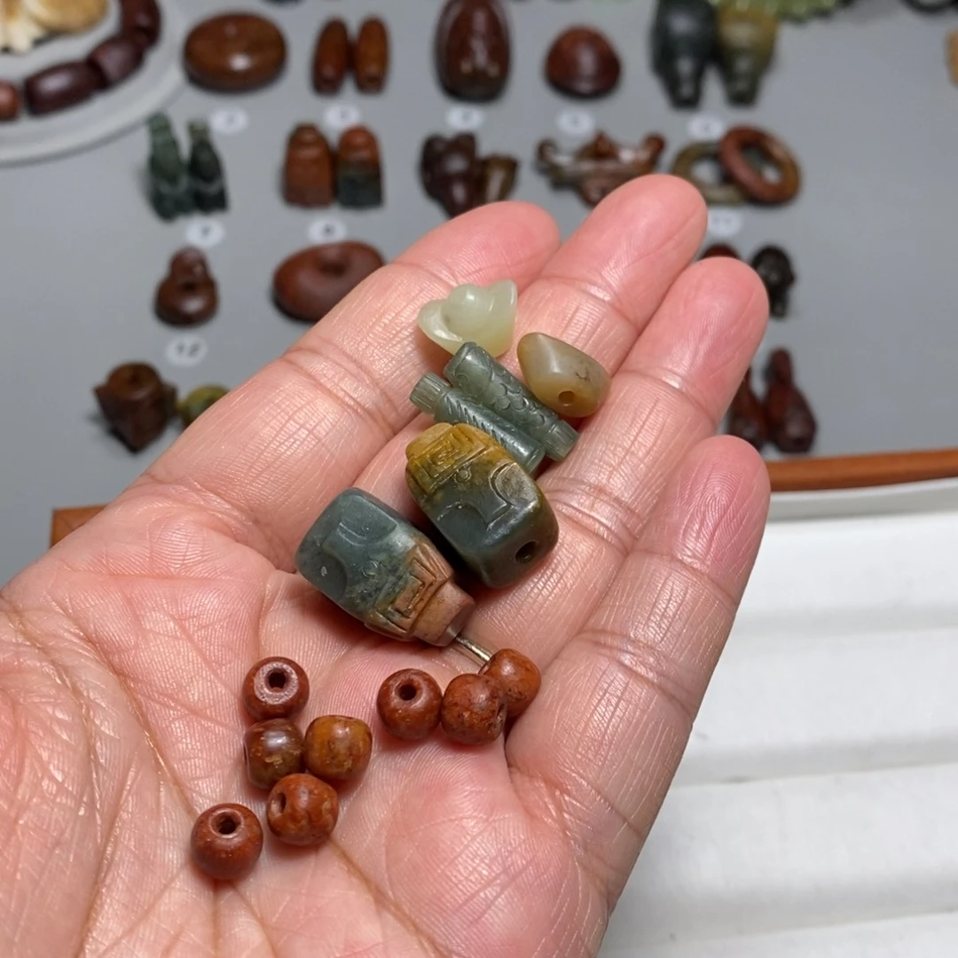 颈饰未镶嵌透闪石质玉马*徐