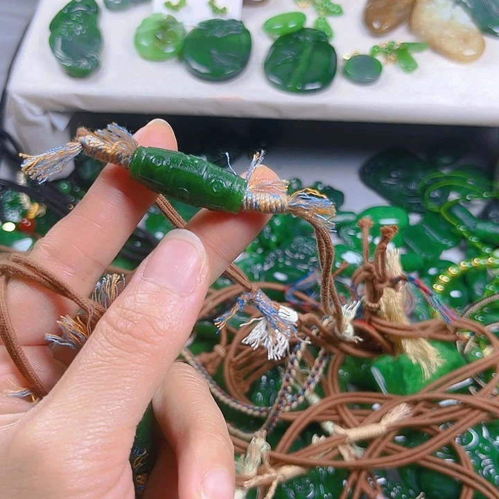 颈饰未镶嵌和田玉A****？