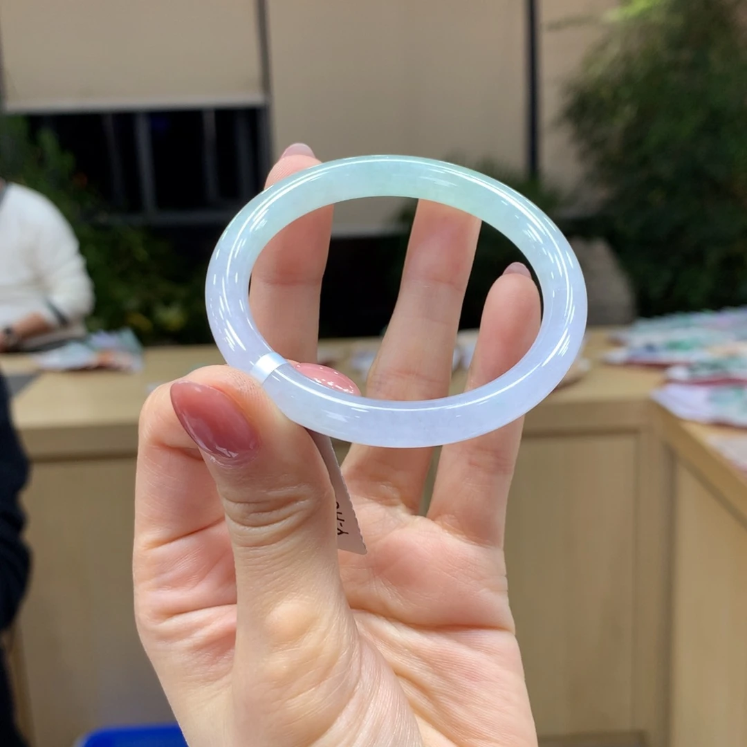 翡翠手镯未镶嵌不退不换