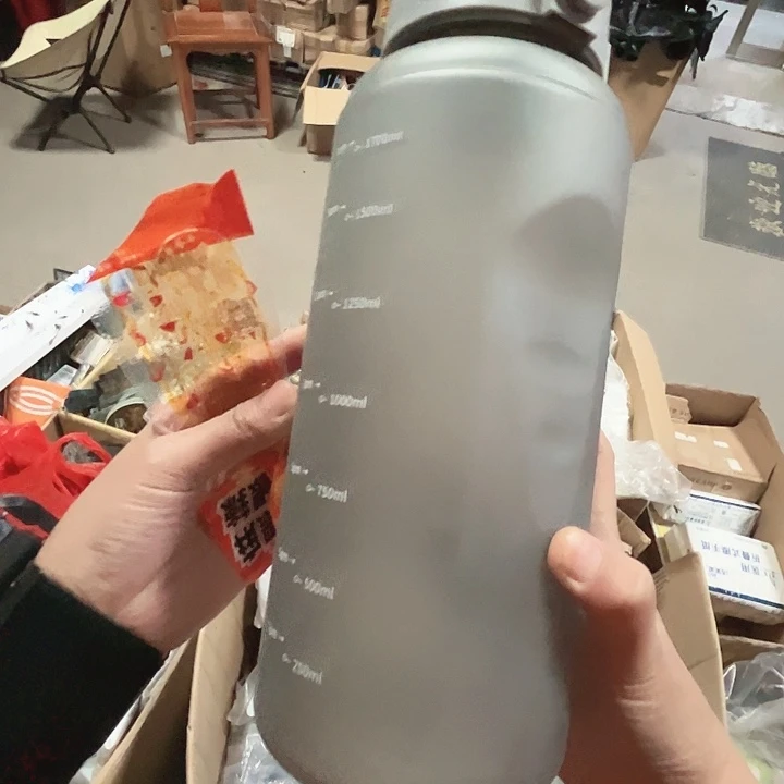 大号运动水杯。