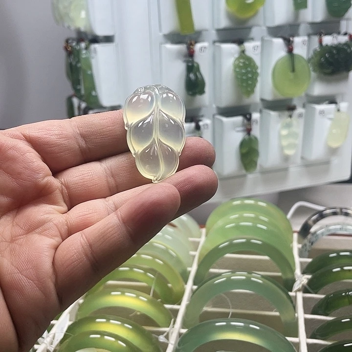 蛇纹石玉颈饰合金