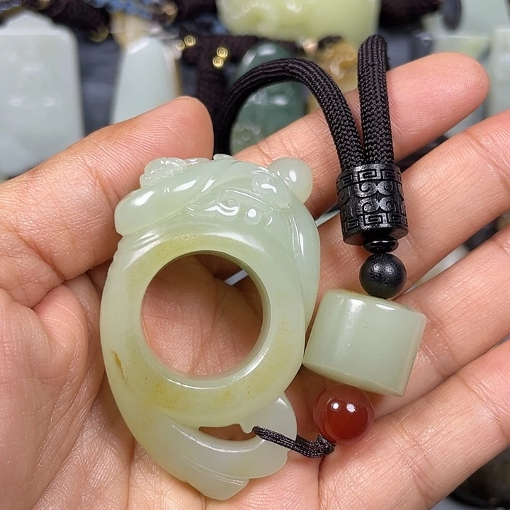 和田玉未镶嵌把件