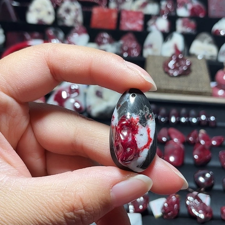 天然辰砂原石晶体吊坠