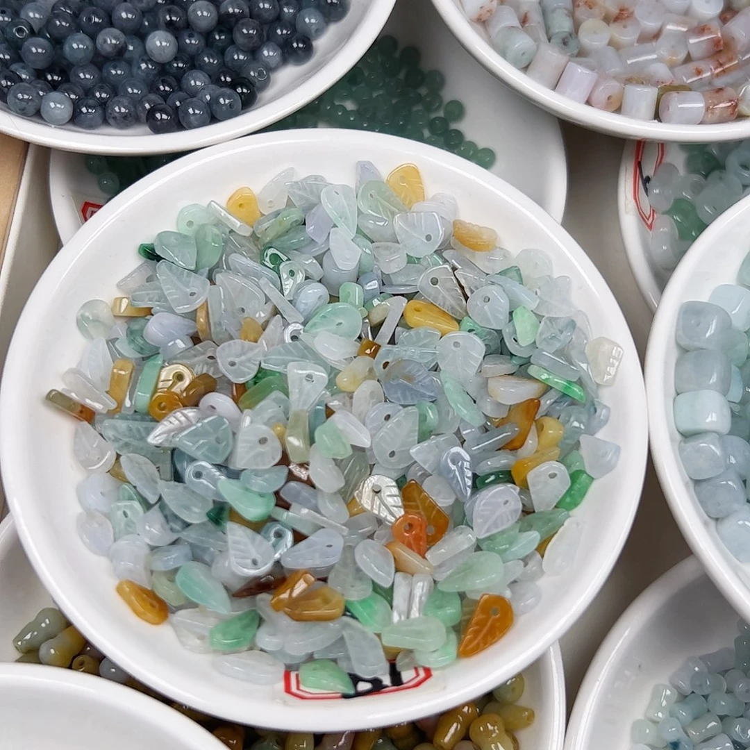 翡翠散珠27个。