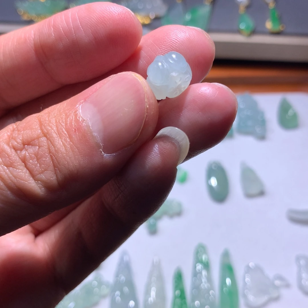 翡翠未镶嵌颈饰莲花珠