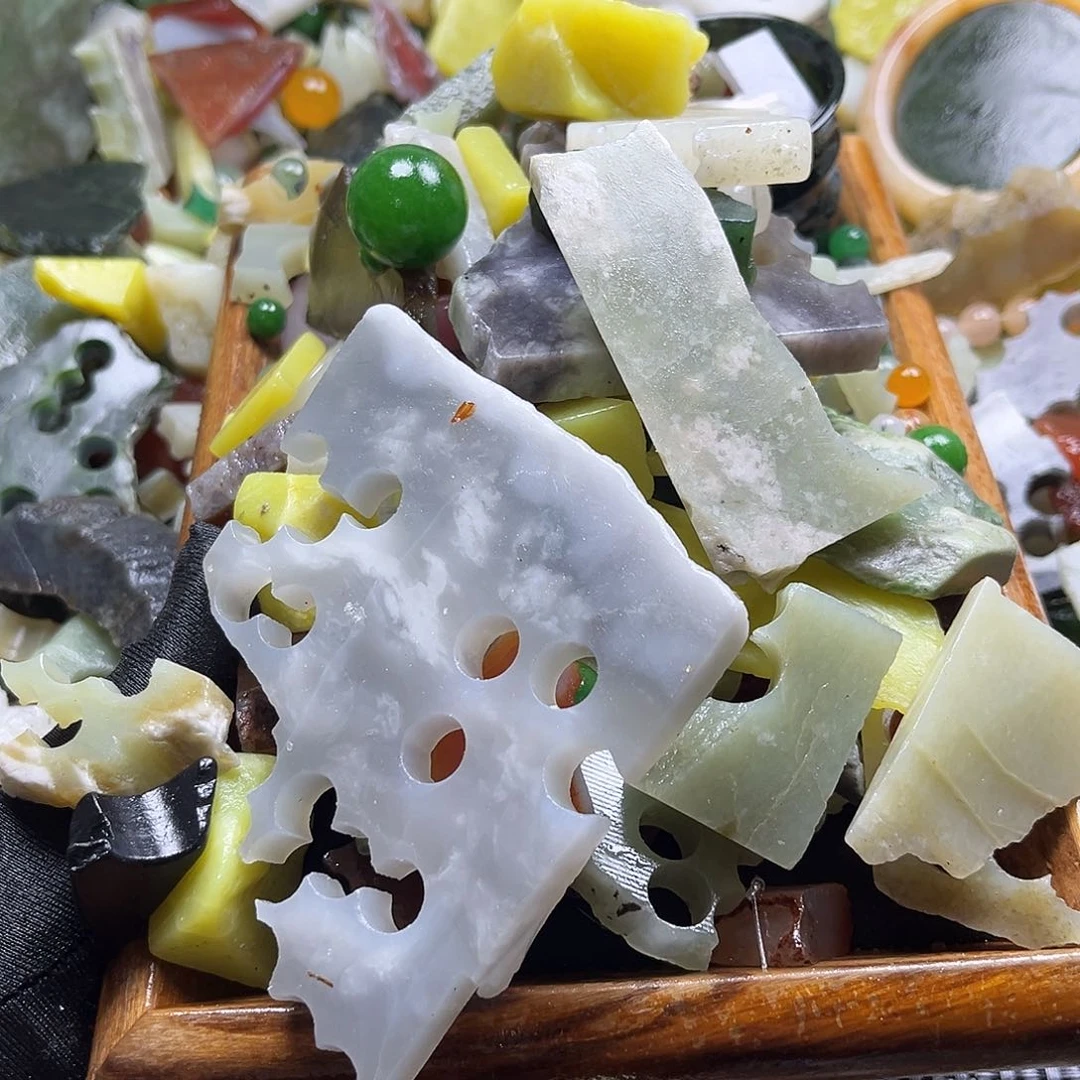 和田玉未镶嵌颈饰水**人