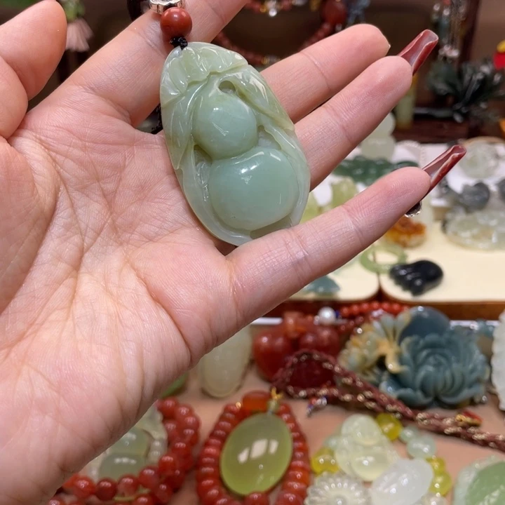 蛇纹石玉颈饰未镶嵌