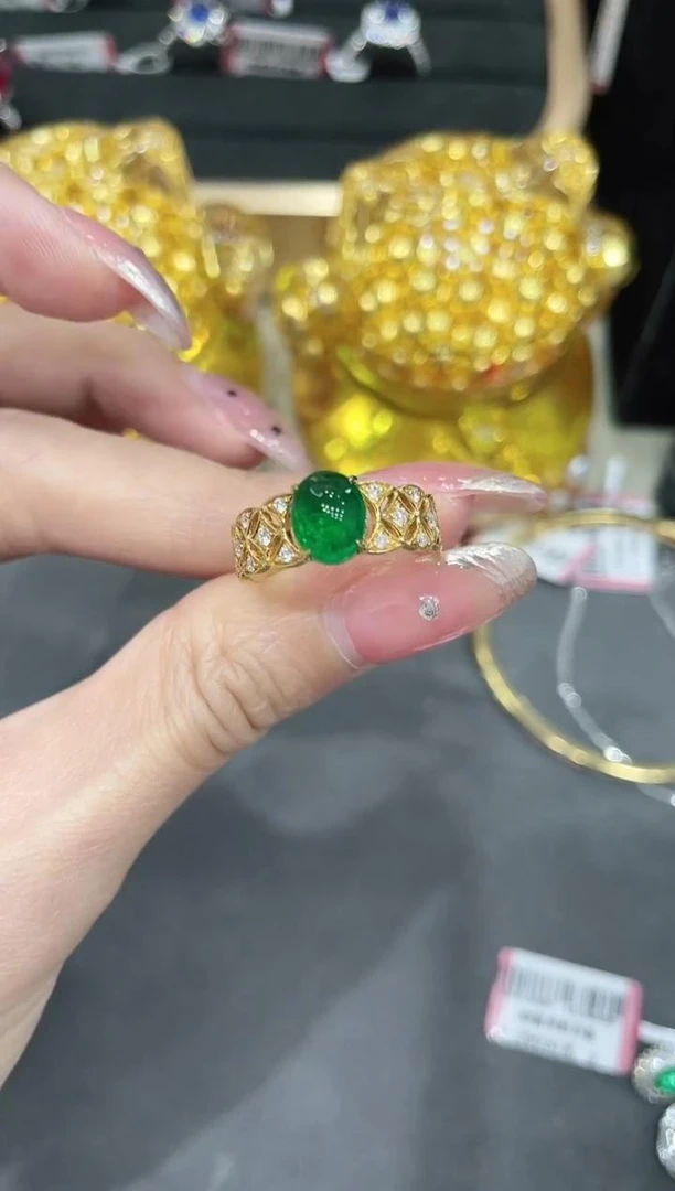 18K金镶嵌天然祖母绿戒指