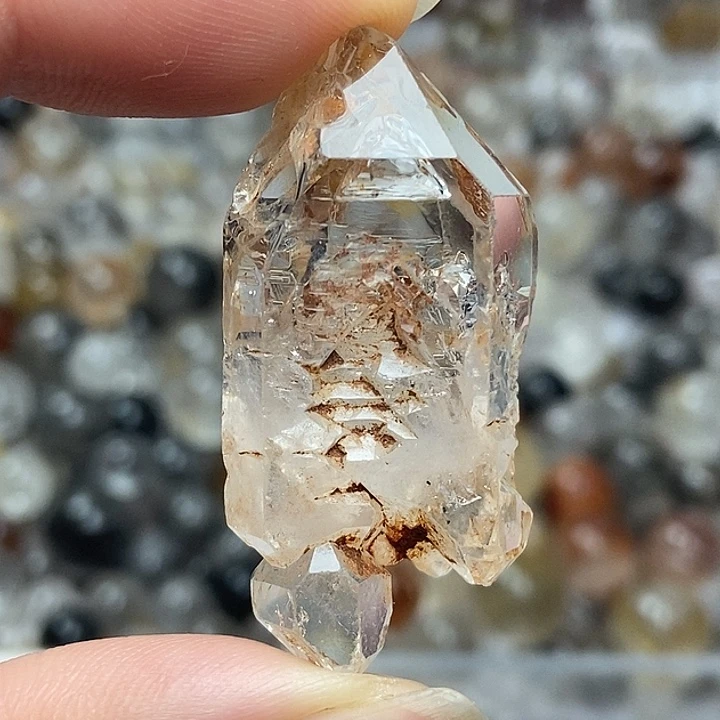 未镶嵌颈饰水晶玻璃体红泥