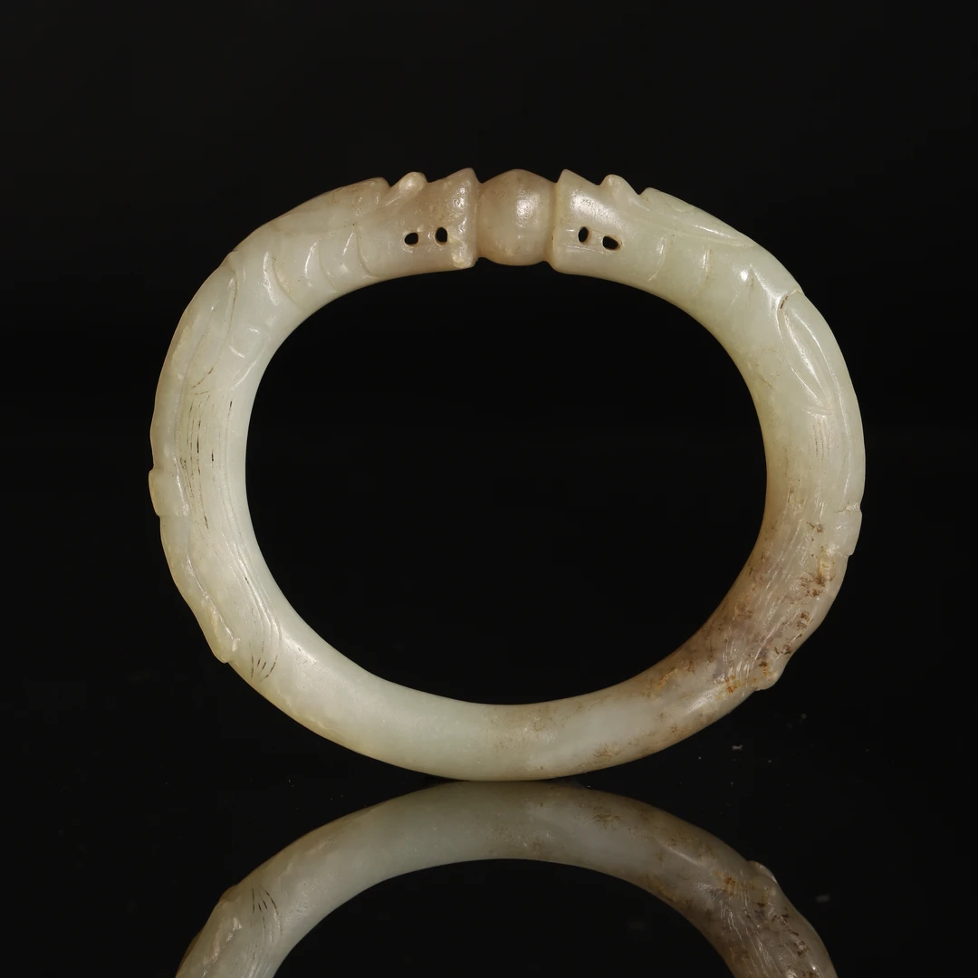 Lot11 清代 和田玉双龙戏珠形手镯