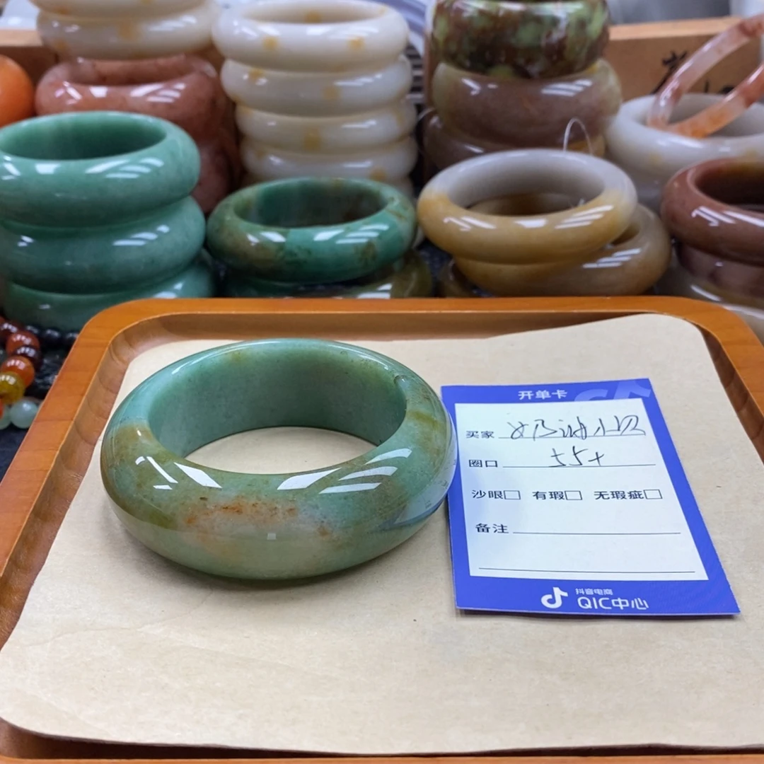 奶***贝石英质玉手镯未镶嵌