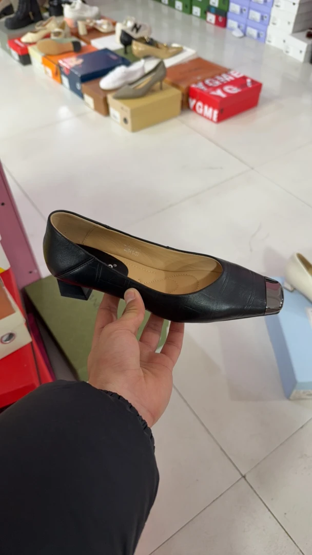 2560112  百搭头层牛皮防踢防撞单鞋