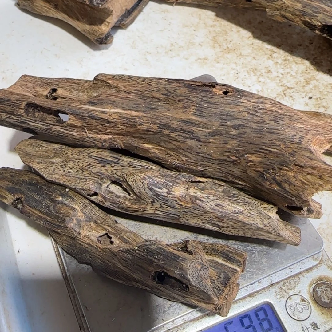 沉香碎屑沉香窖藏虫漏三根