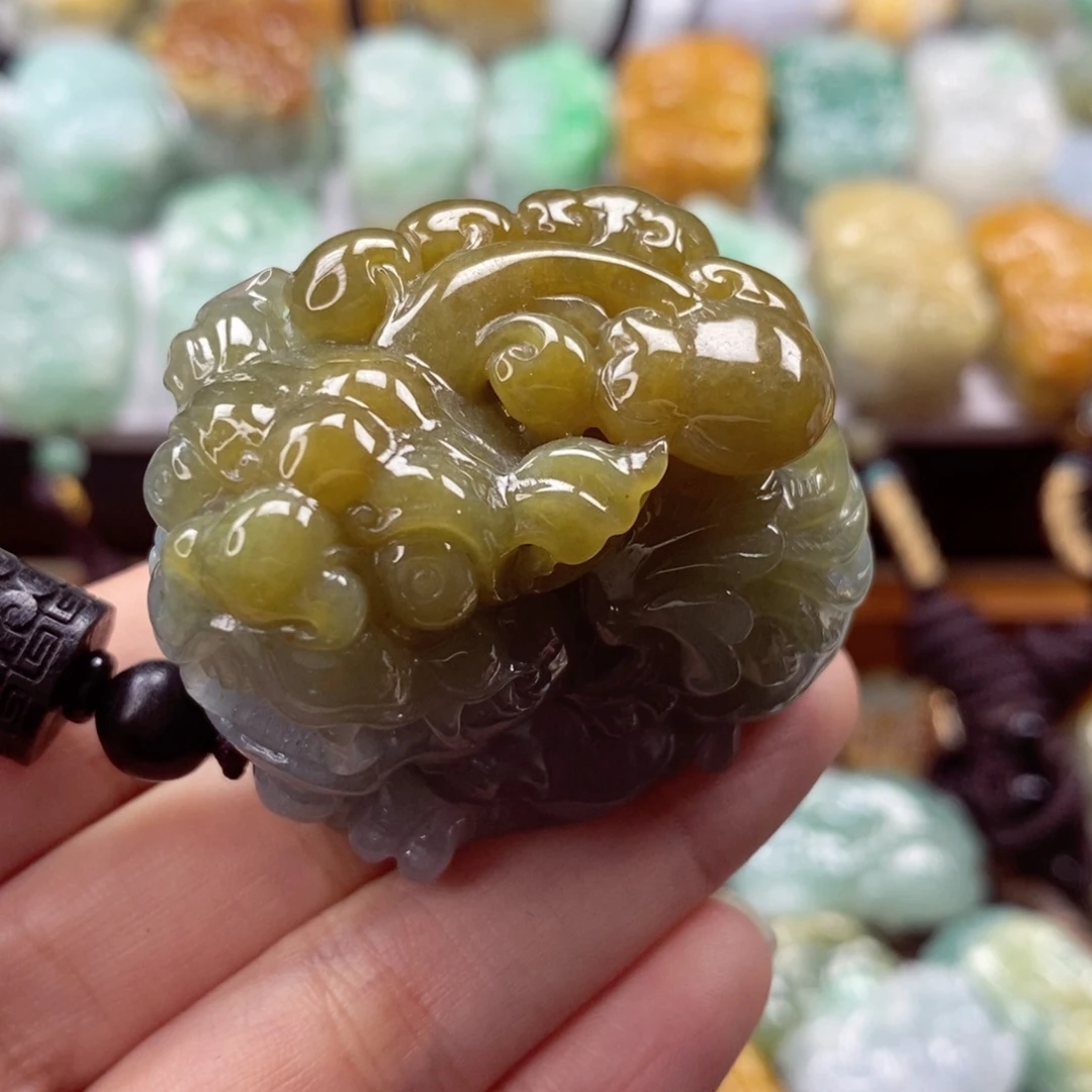 翡翠未镶嵌颈饰貔貅