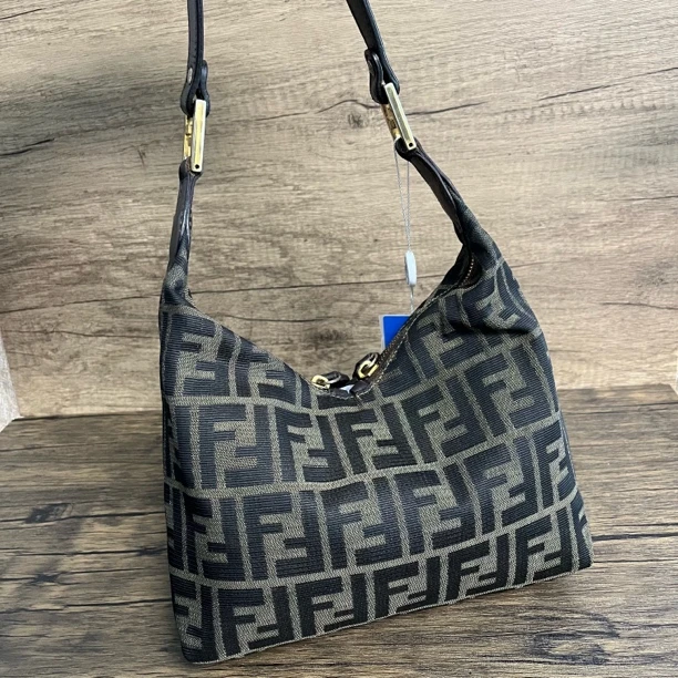 95新 FENDI/芬迪 芬迪老花单肩牛角包