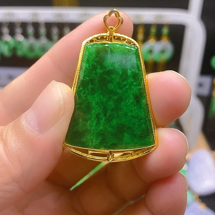 翡翠吊坠(赠链)18K金镶嵌吊坠