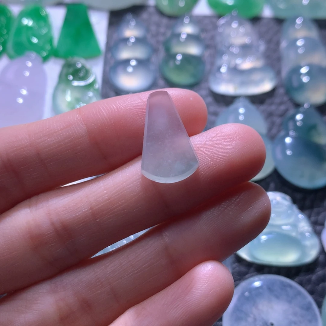 翡翠足金镶嵌颈饰无事牌