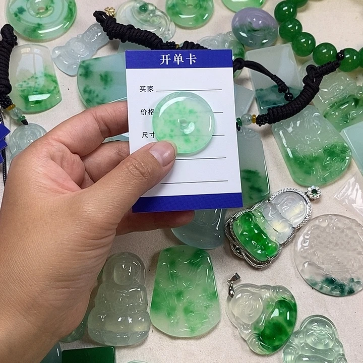 兵***下翡翠未镶嵌颈饰平安扣