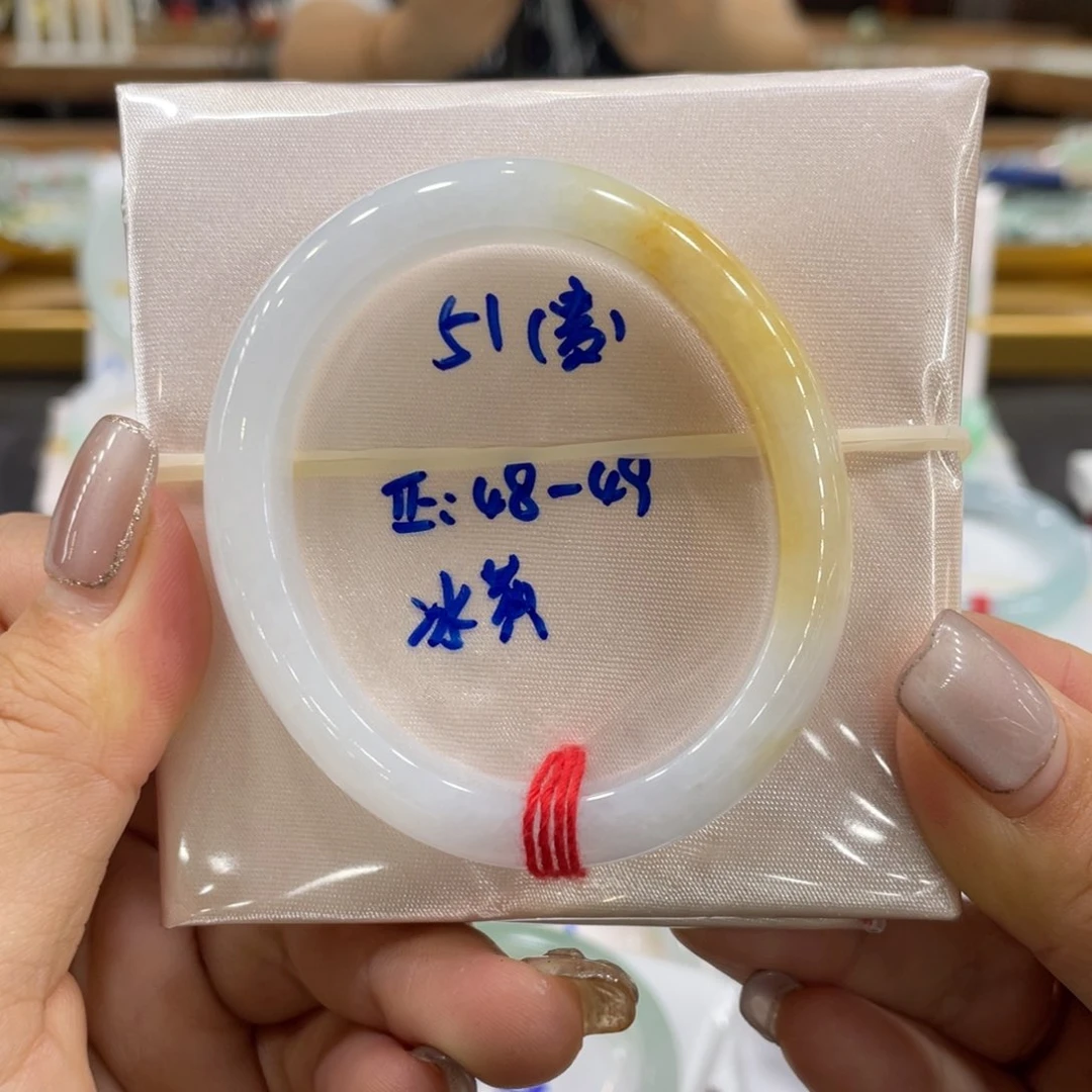 翡翠手镯未镶嵌翡翠