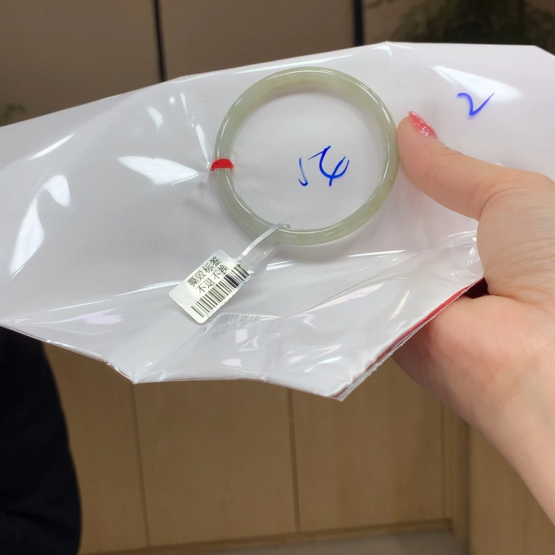 翡翠手镯未镶嵌不退不换