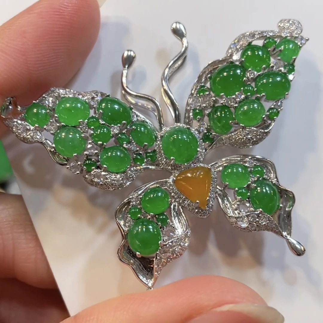 18K金镶嵌翡翠绿蝴蝶胸针吊坠