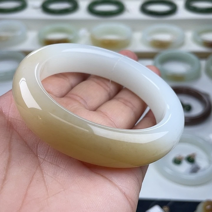 和田玉未镶嵌手镯