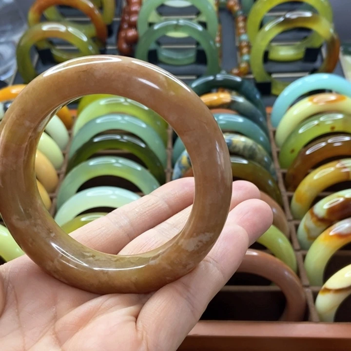 蛇纹石玉手镯未镶嵌夢****?