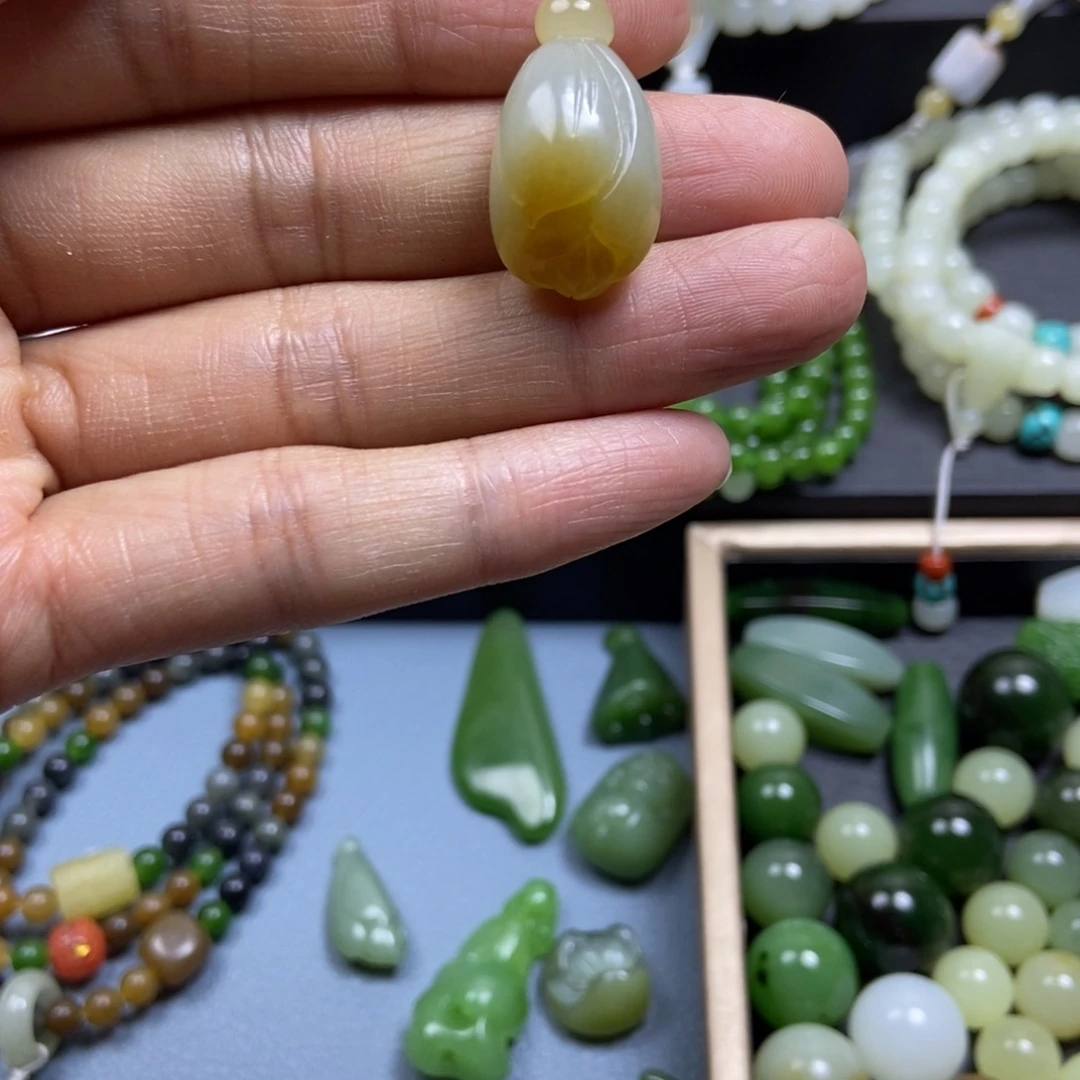 像***样和田玉未镶嵌颈饰