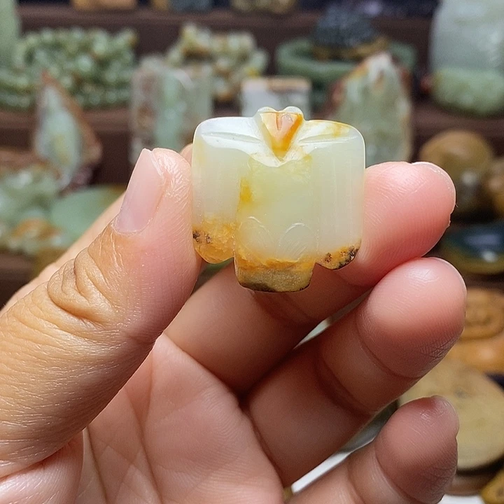 岫岩河磨玉(透闪石质玉)未镶嵌颈饰