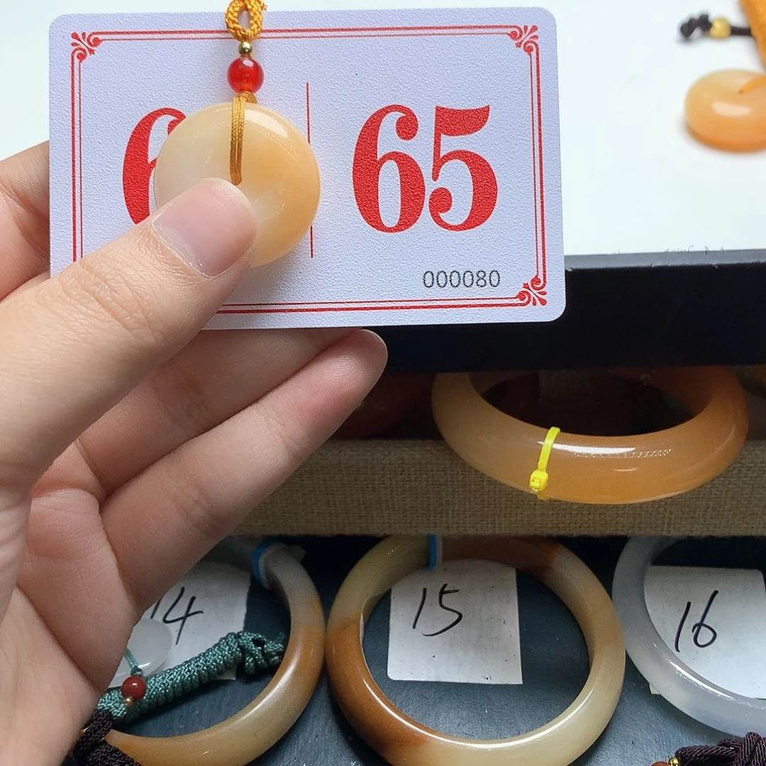 未镶嵌石英质玉（黄龙玉）手镯