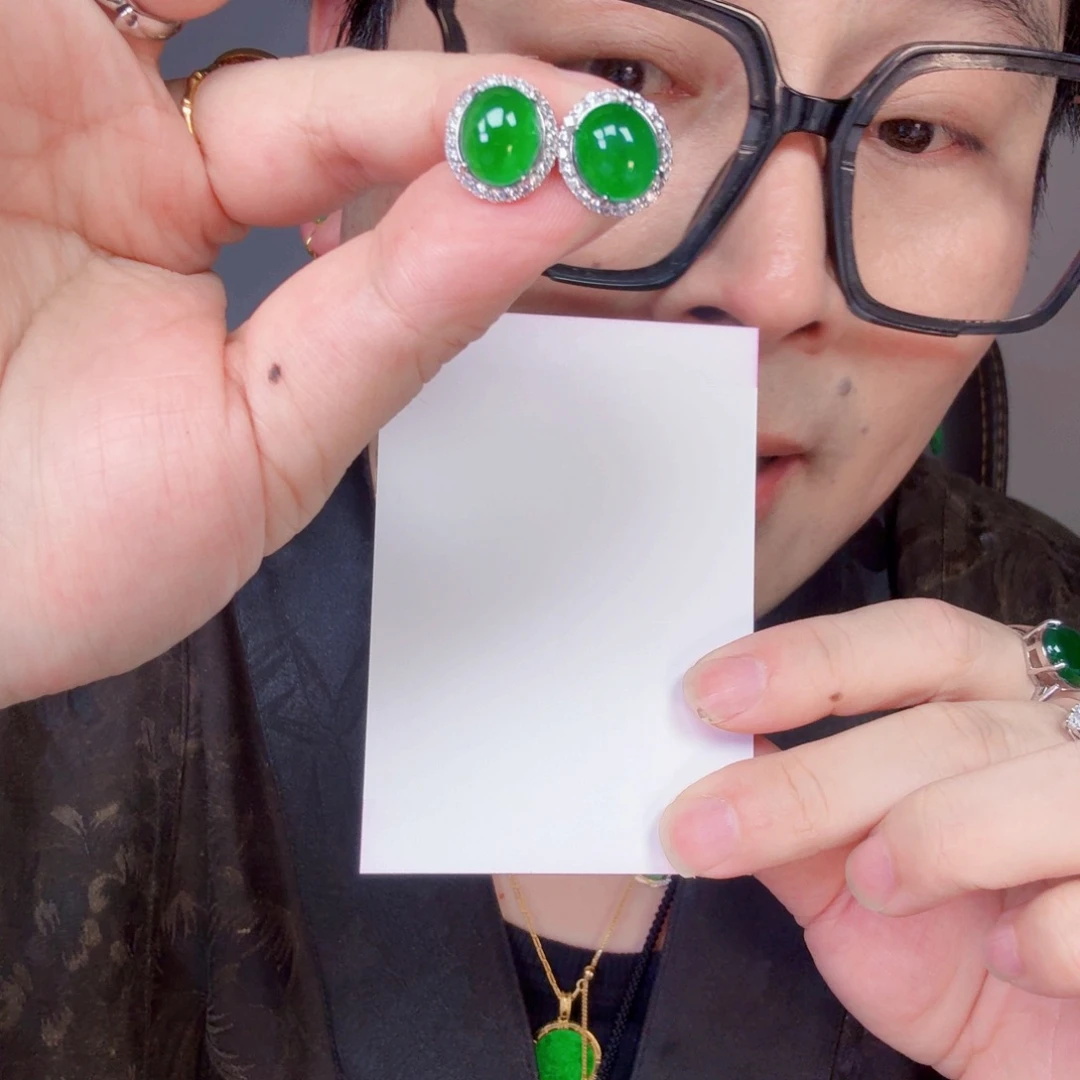翡翠未镶嵌颈饰一对