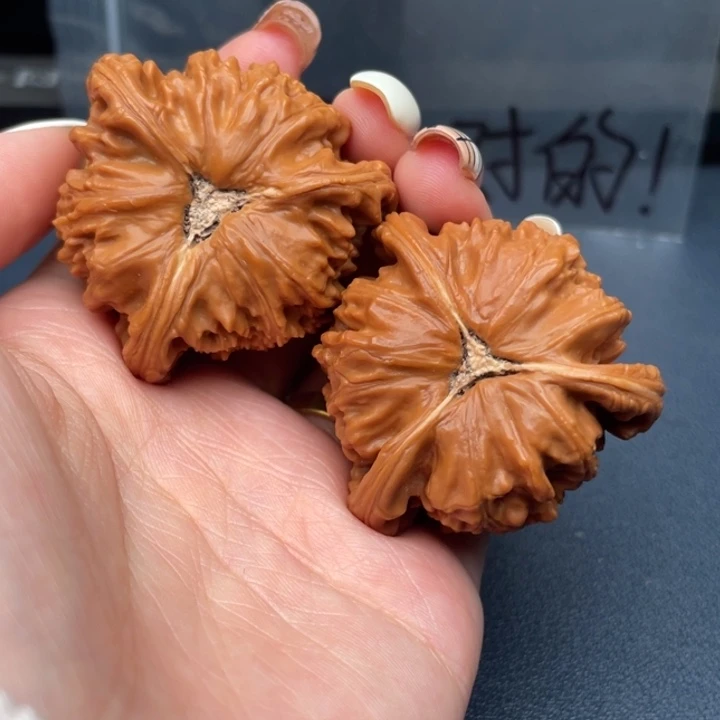 伟***~文玩核桃吊坠白狮子