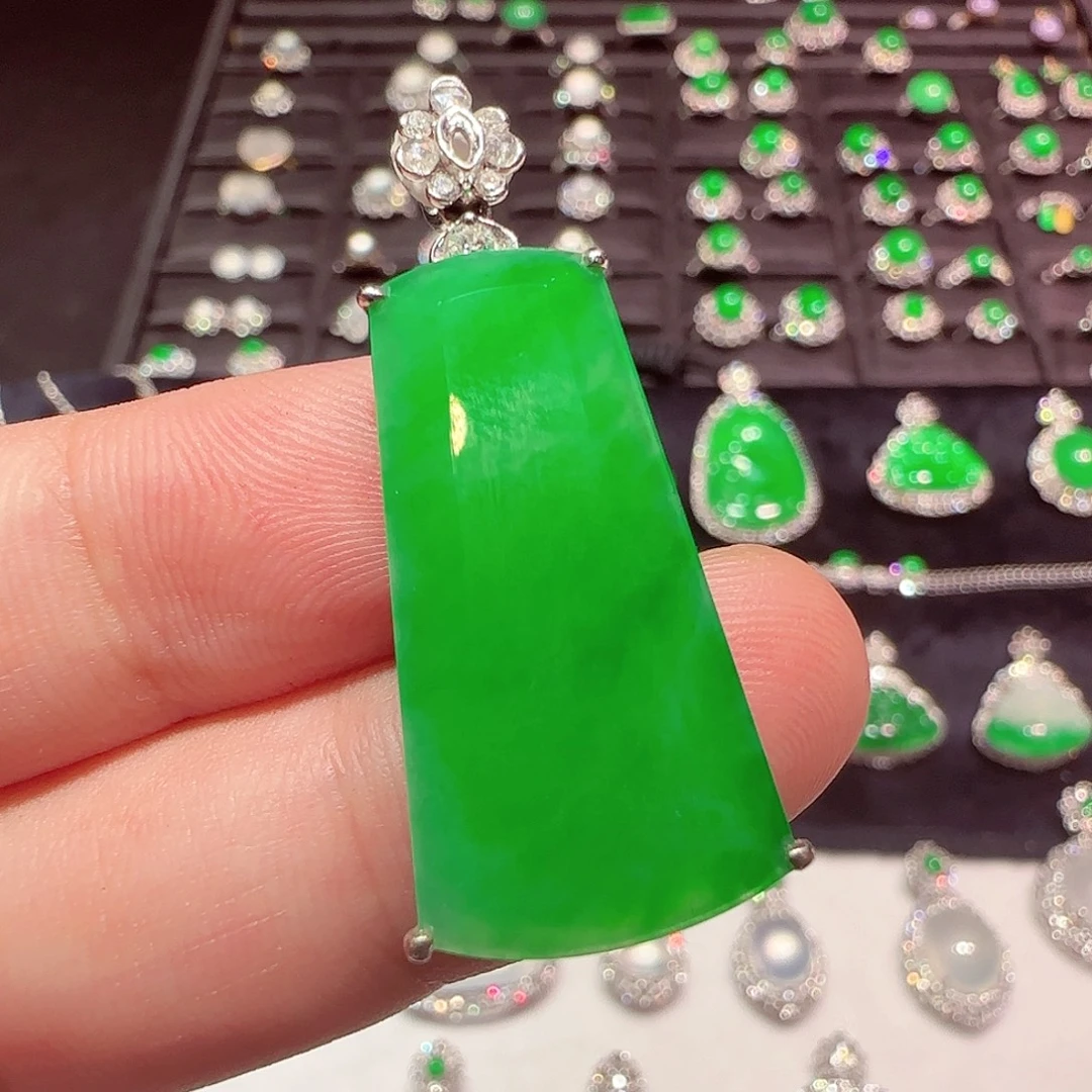 翡翠18K金镶嵌颈饰吊坠