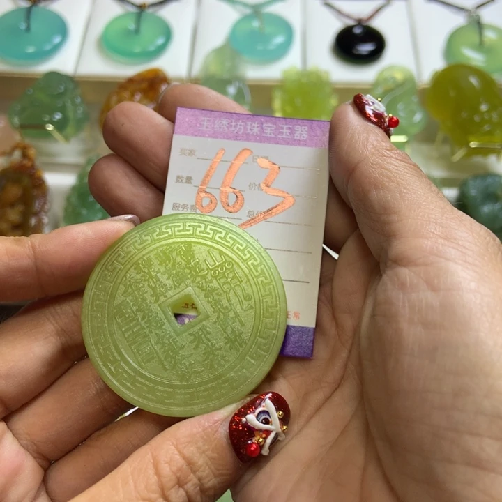 【闪购商品】蛇纹石玉未镶嵌颈饰德****漆