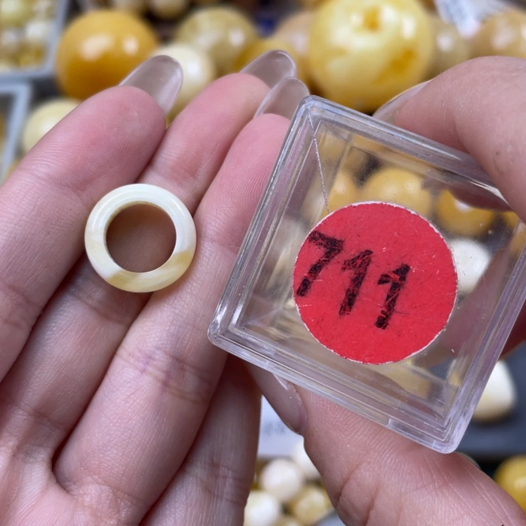 蜜蜡未镶嵌珠宝奇石